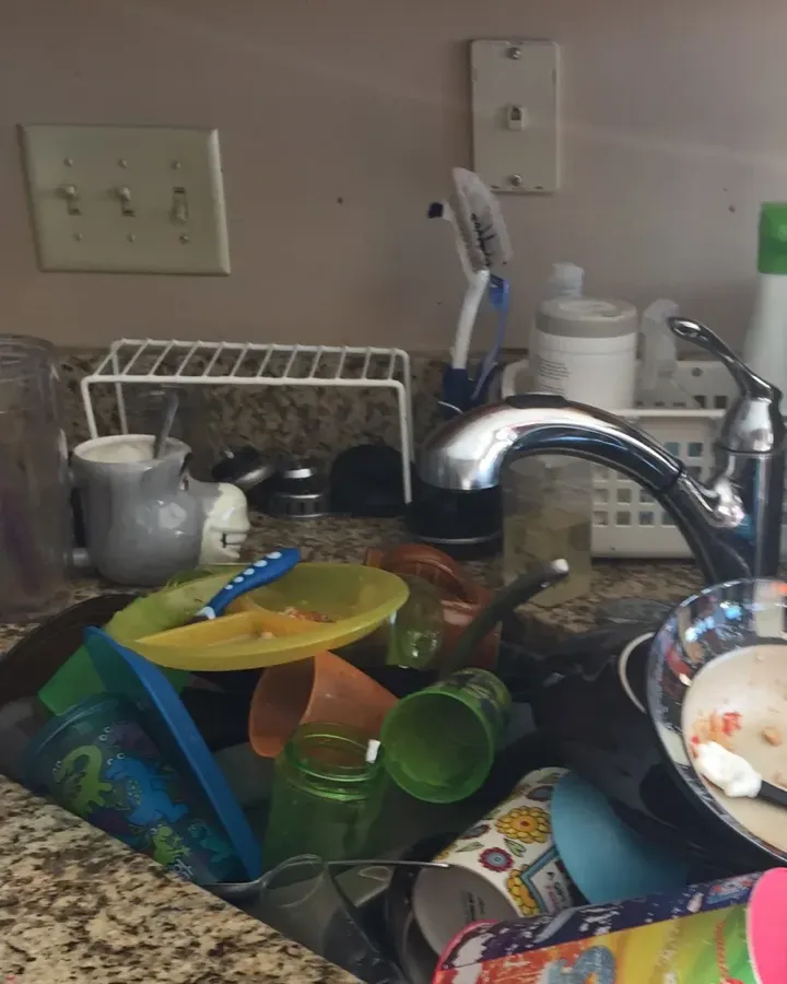 Kitchen sink before cleaning Kitchen sink before cleaning